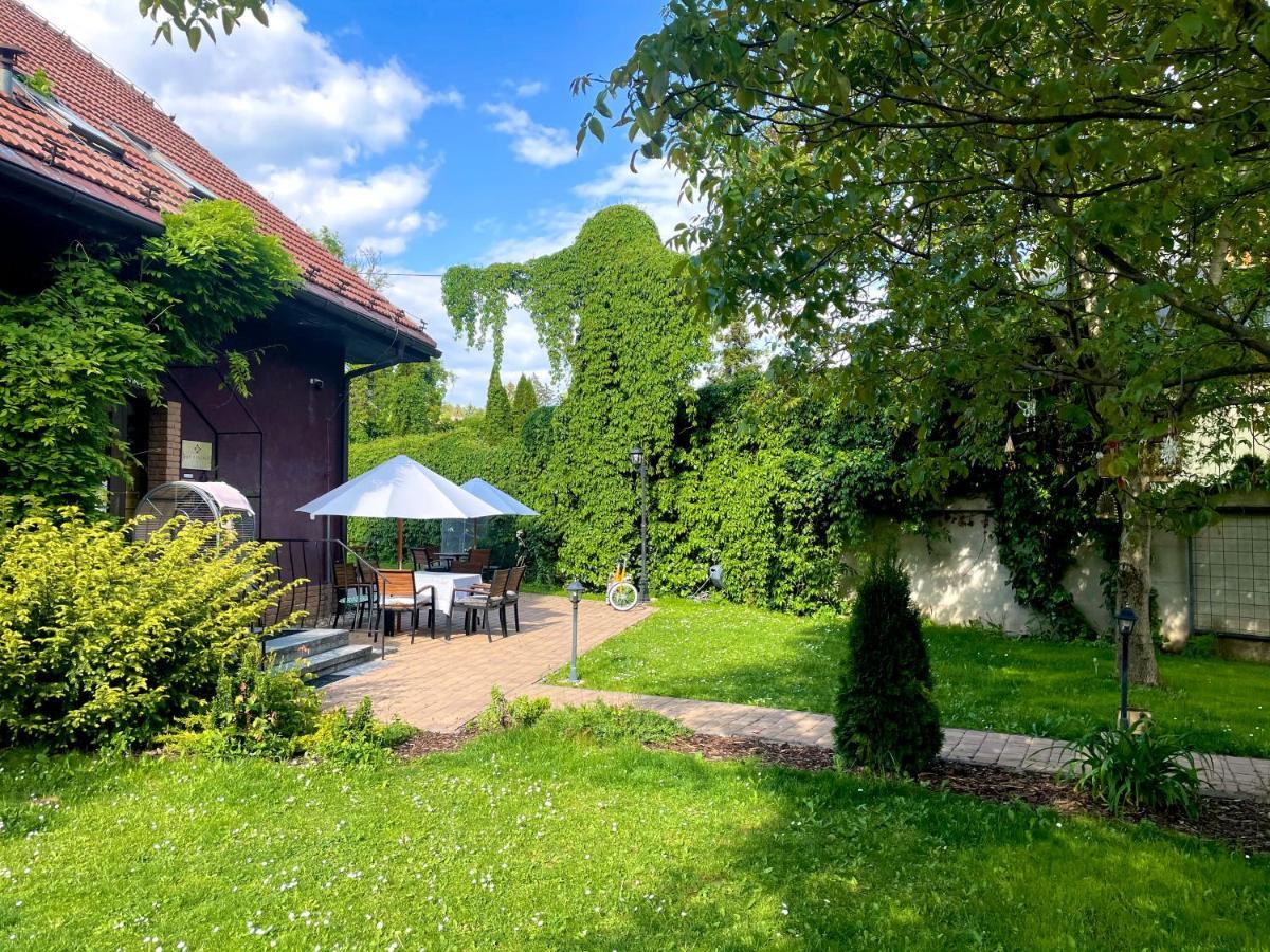 Art Pension Dans Le Parc Banska Bystrica Luaran gambar